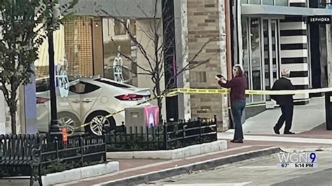 Car crashes into Naperville Apple Store; burglary investigation underway